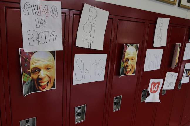 Photo of the day: Rising seniors decorate senior hallway